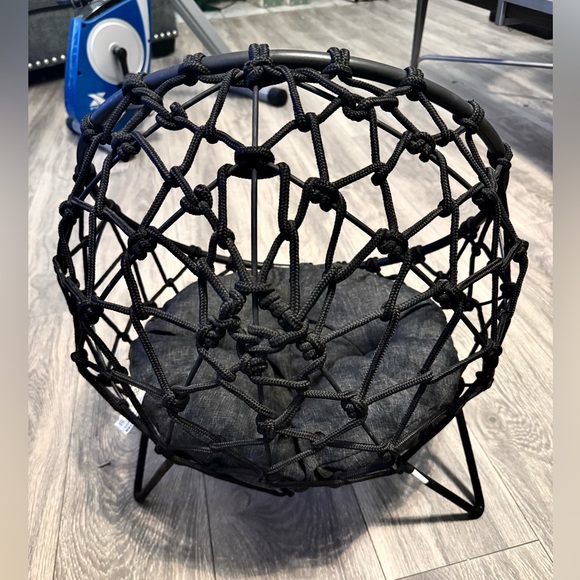 Pet smart Wicker/ metal bed like new. For small dog. Yorkie. - Picture 2 of 4